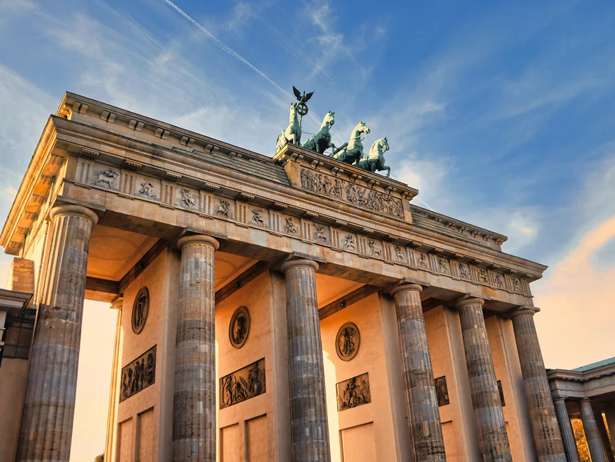 Berliner Sehenswürdigkeiten Brandenburger Tor mit Quadriga bei Sonnenuntergang in Berlin