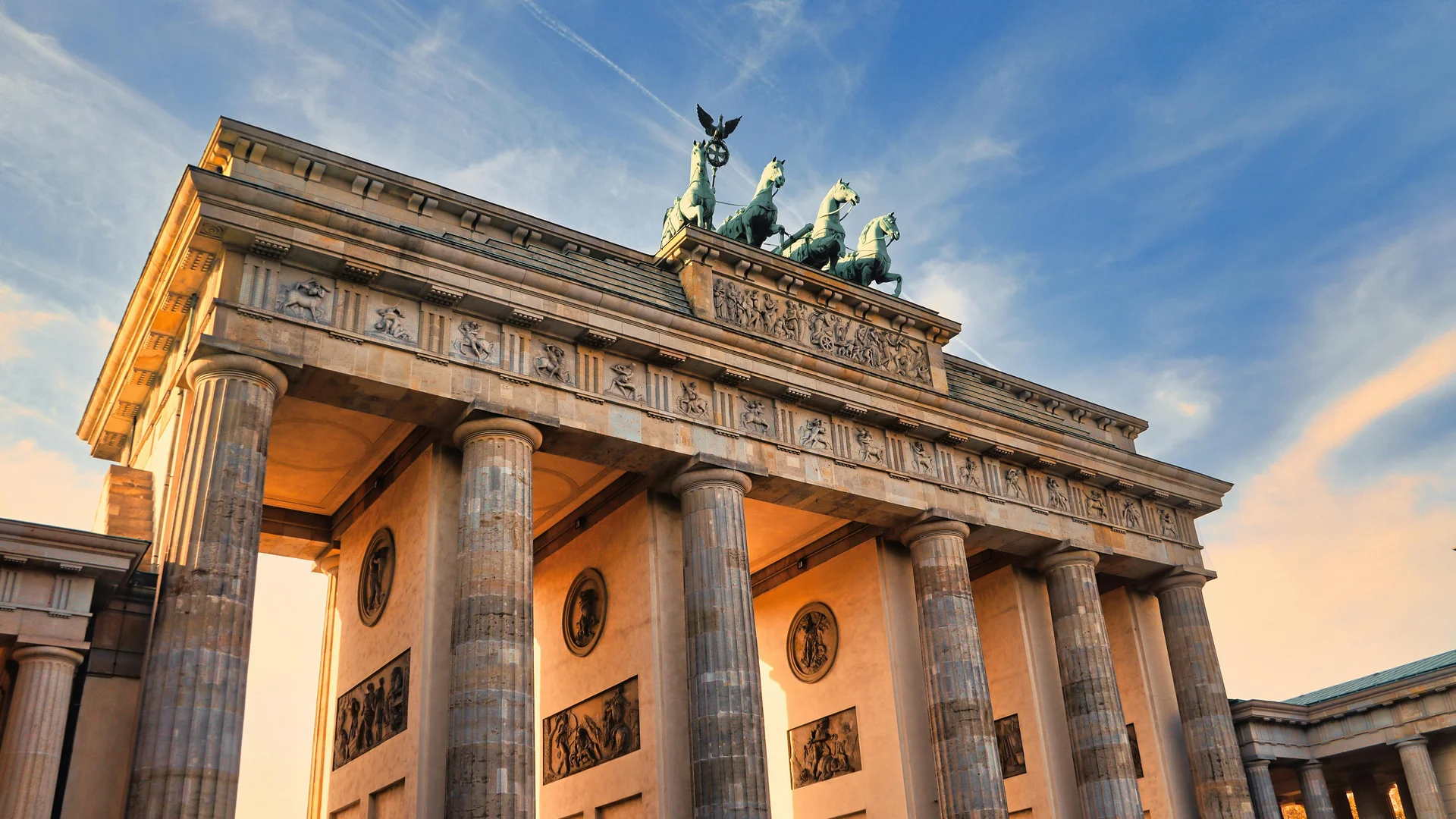 Ihr Stadthotel in Berlin: DASEYN | Fischerinsel Brandenburger Tor mit Quadriga bei Sonnenuntergang in Berlin