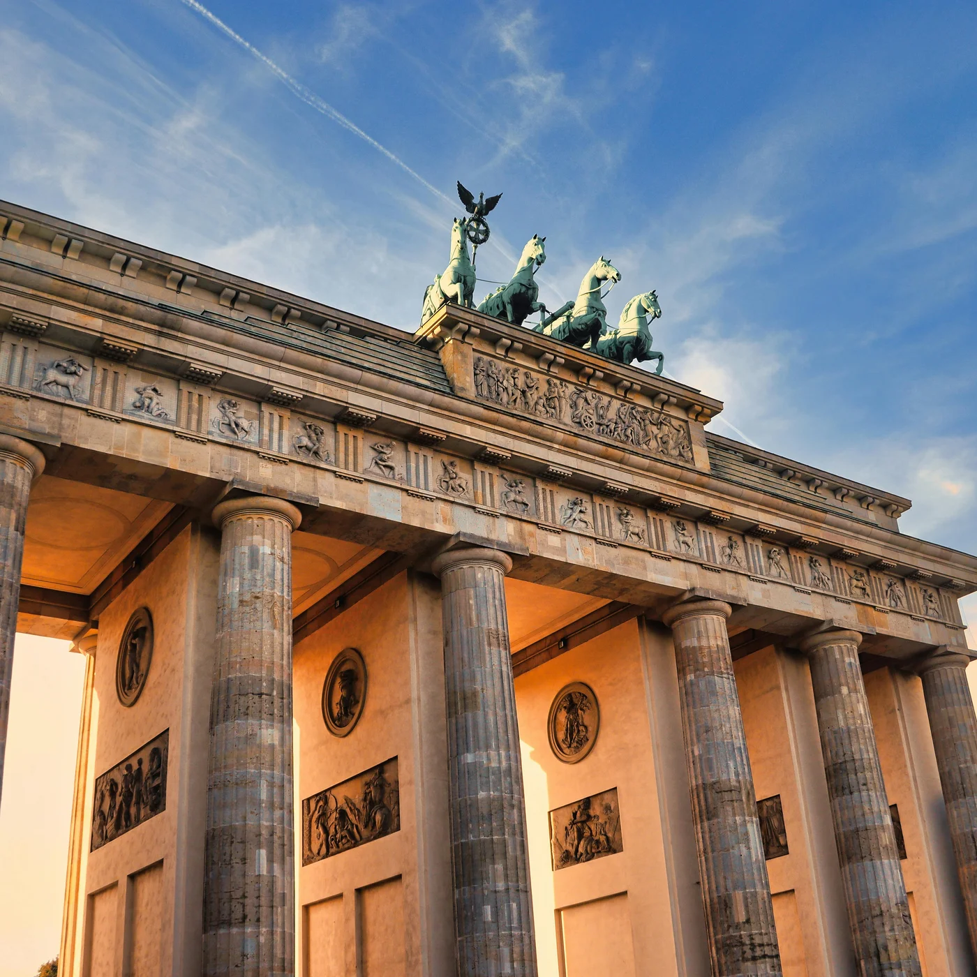 Berliner Sehenswürdigkeiten Brandenburger Tor mit Quadriga bei Sonnenuntergang in Berlin