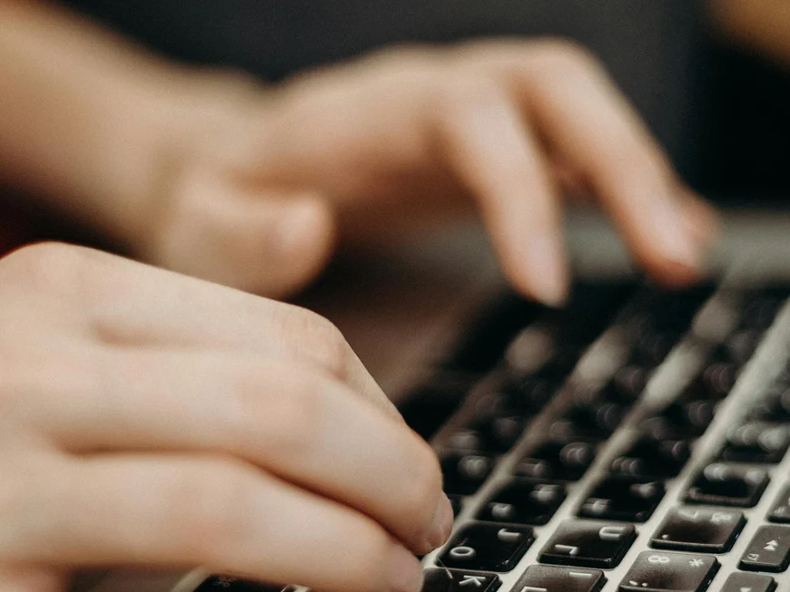 Workation in Berlin im DASEYN Nahaufnahme von Händen, die auf einer Tastatur tippen