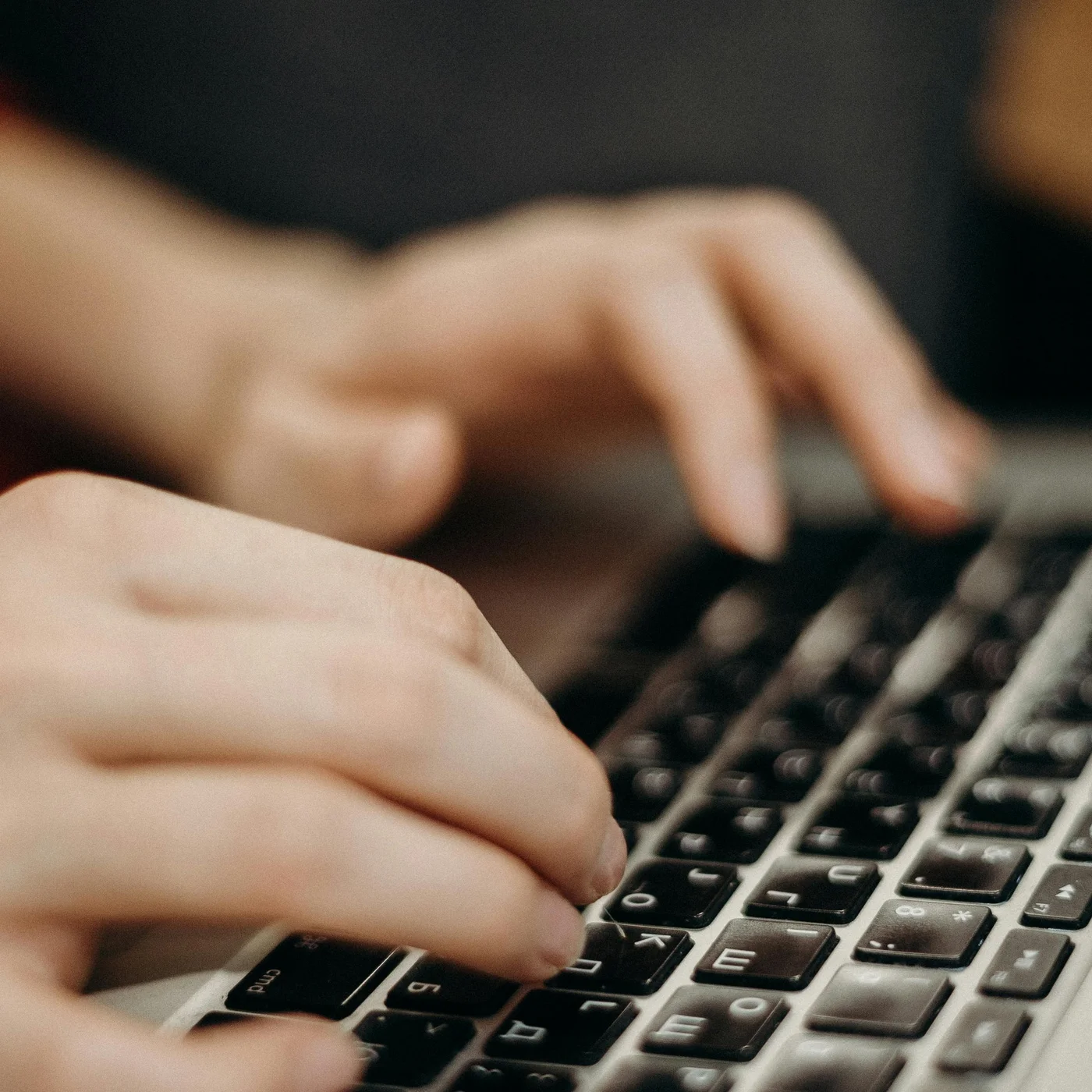 Workation in Berlin im DASEYN Nahaufnahme von Händen, die auf einer Tastatur tippen