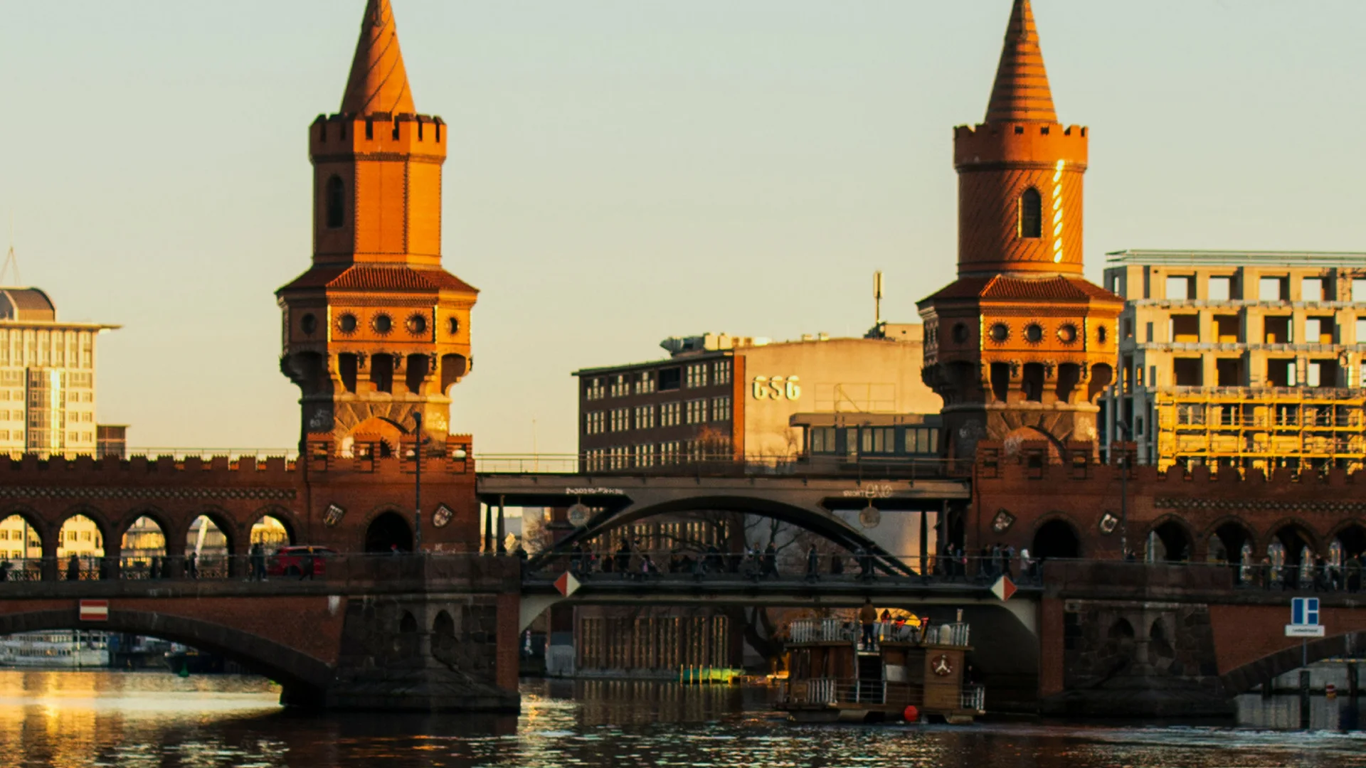 Bilder aus dem DASEYN Oberbaumbrücke in Berlin bei Sonnenuntergang mit Wasserreflexionen