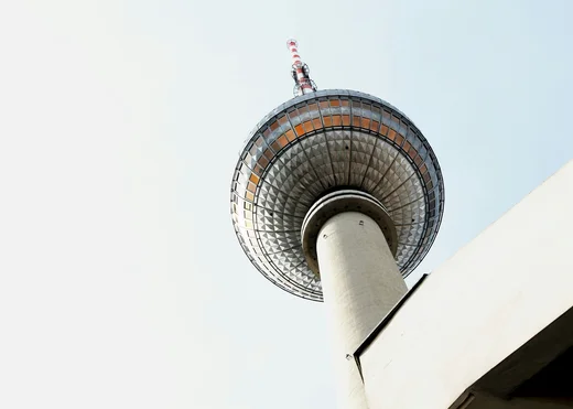 Ihr Stadthotel in Berlin: DASEYN | Fischerinsel Blick von unten auf den Fernsehturm mit rotem und weißem Antennenmast