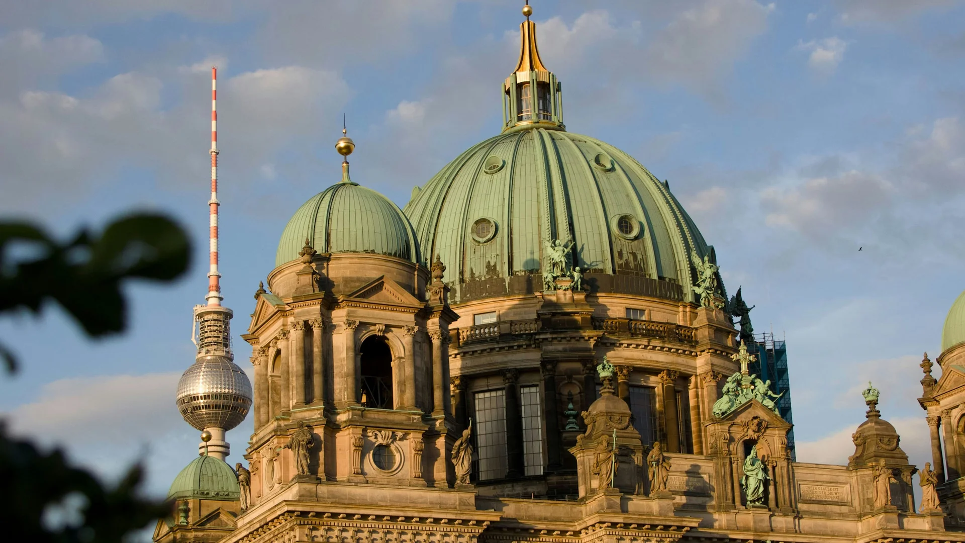 Bilder aus dem DASEYN Berliner Dom mit Fernsehturm und blauem Himmel im Hintergrund
