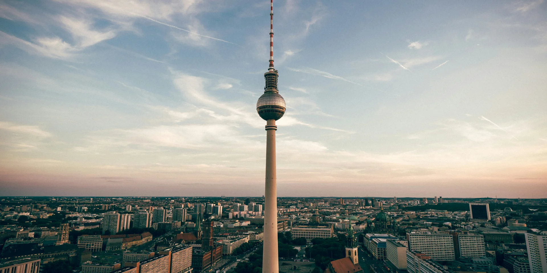 Workation in Berlin im DASEYN Fernsehturm über der Stadt Berlin bei Sonnenuntergang