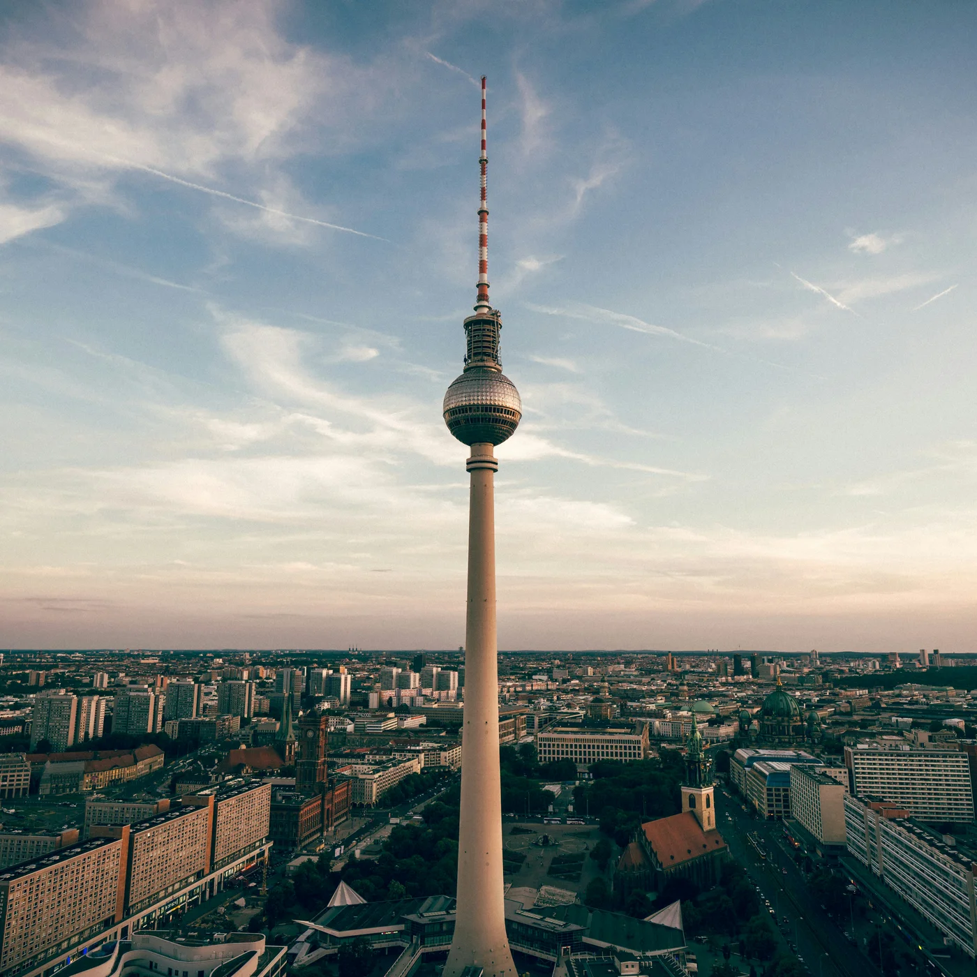 Berliner Sehenswürdigkeiten Fernsehturm über der Stadt Berlin bei Sonnenuntergang
