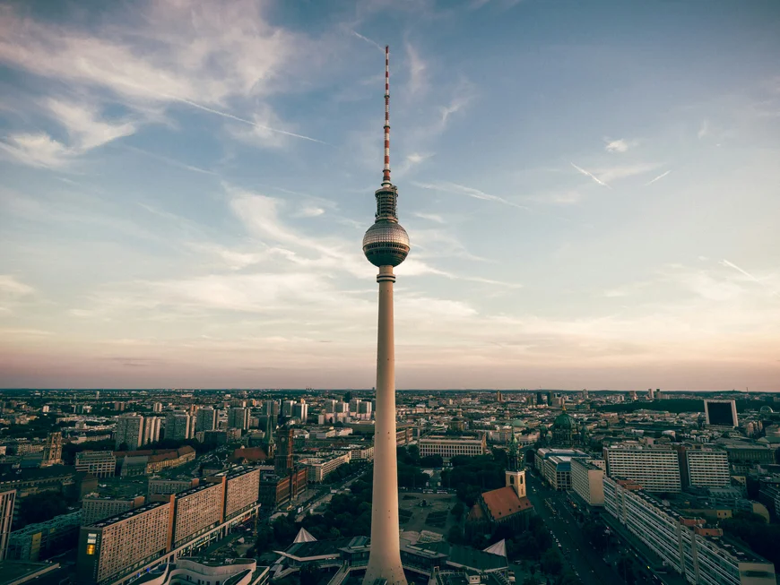 Berliner Sehenswürdigkeiten Fernsehturm über der Stadt Berlin bei Sonnenuntergang