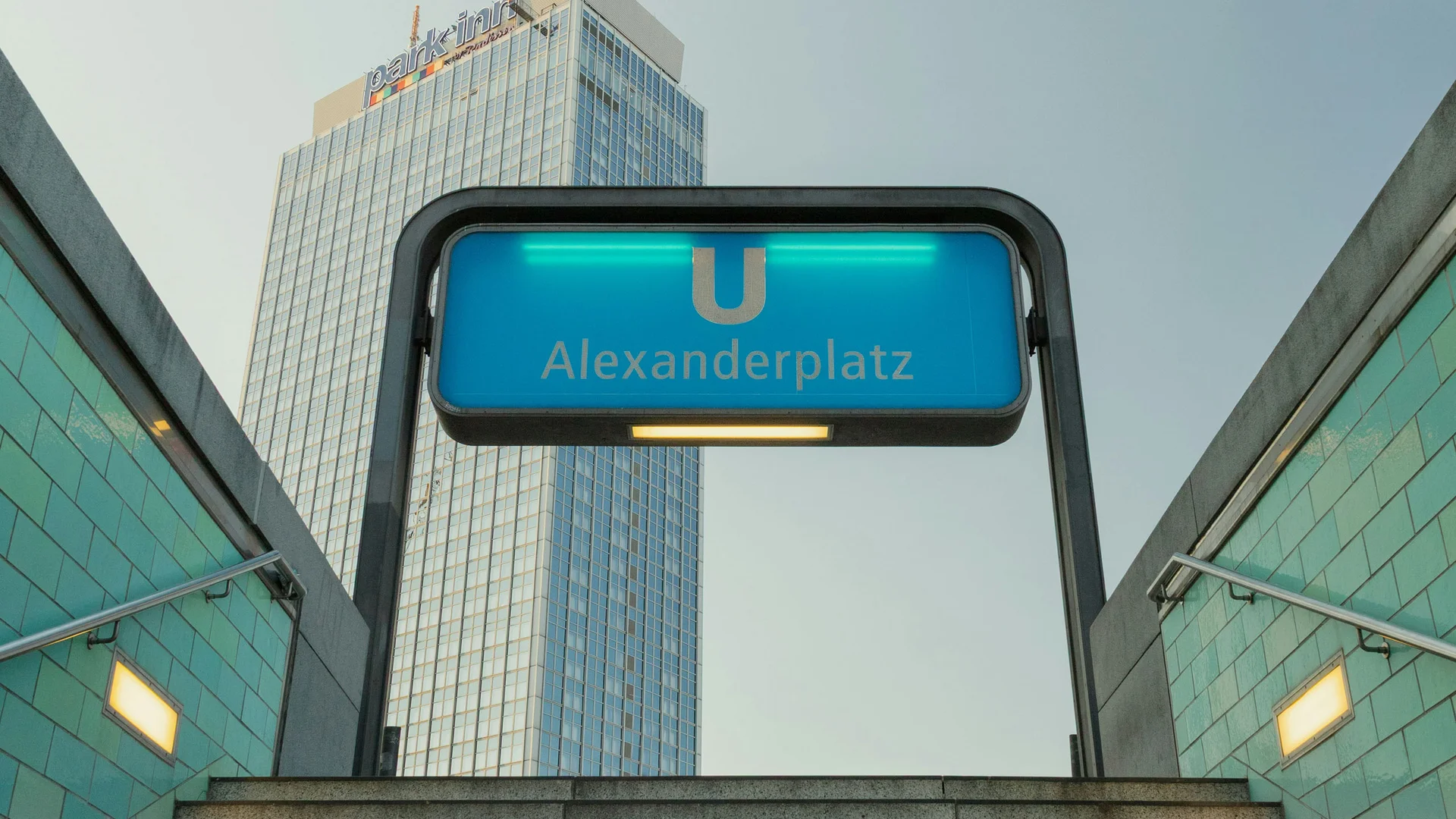 Bilder aus dem DASEYN U-Bahn-Eingang Alexanderplatz mit Park Inn Hotel im Hintergrund