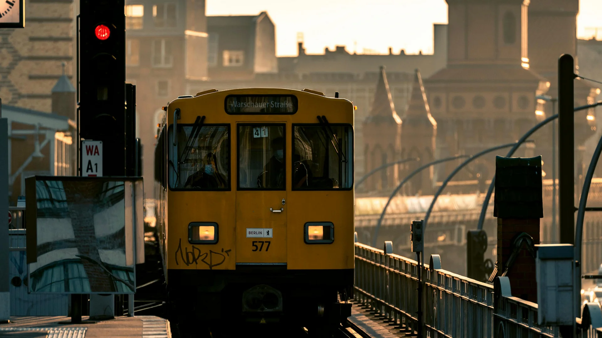Bilder aus dem DASEYN Gelbe U-Bahn fährt bei Sonnenuntergang in Berlin ein