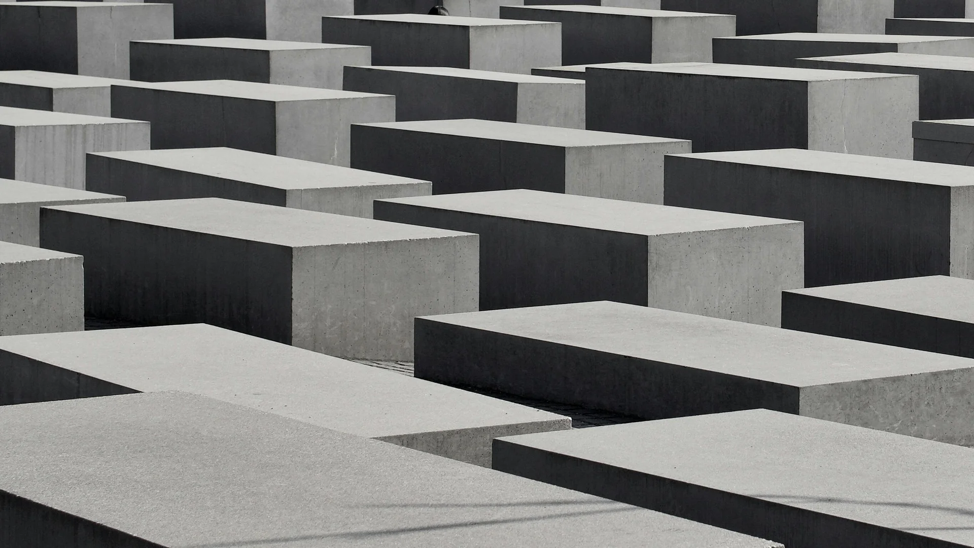 Bilder aus dem DASEYN Grau-schwarze Betonquader des Holocaust-Mahnmals in Berlin mit zwei Köpfen dazwischen